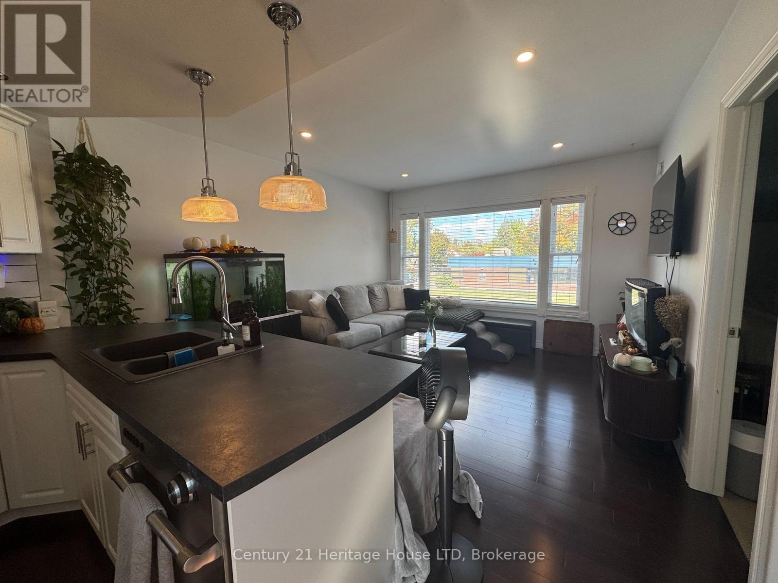 #upper - 371 Ridge Road N Property Photo 5