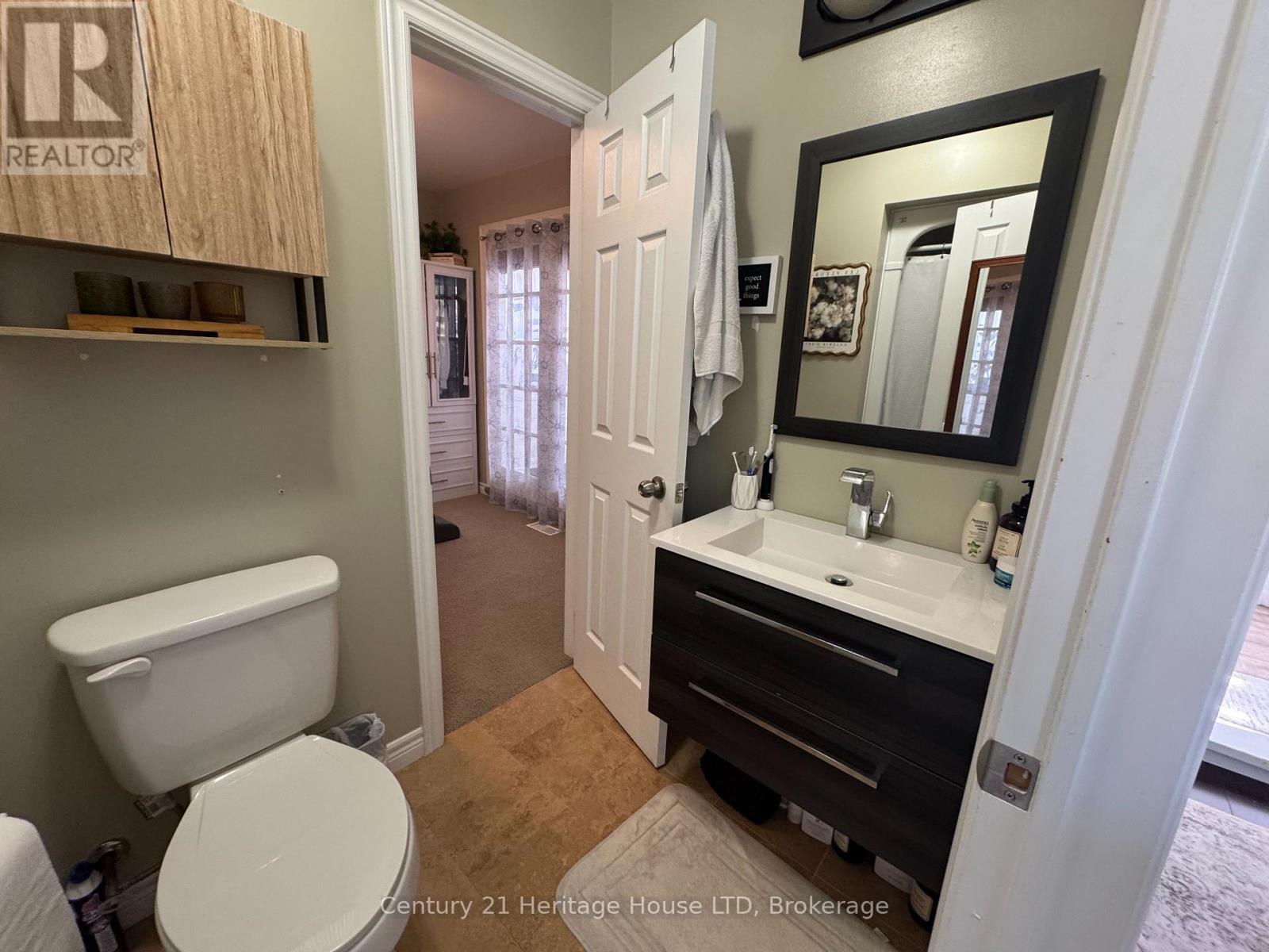 #upper - 371 Ridge Road N Property Photo 9