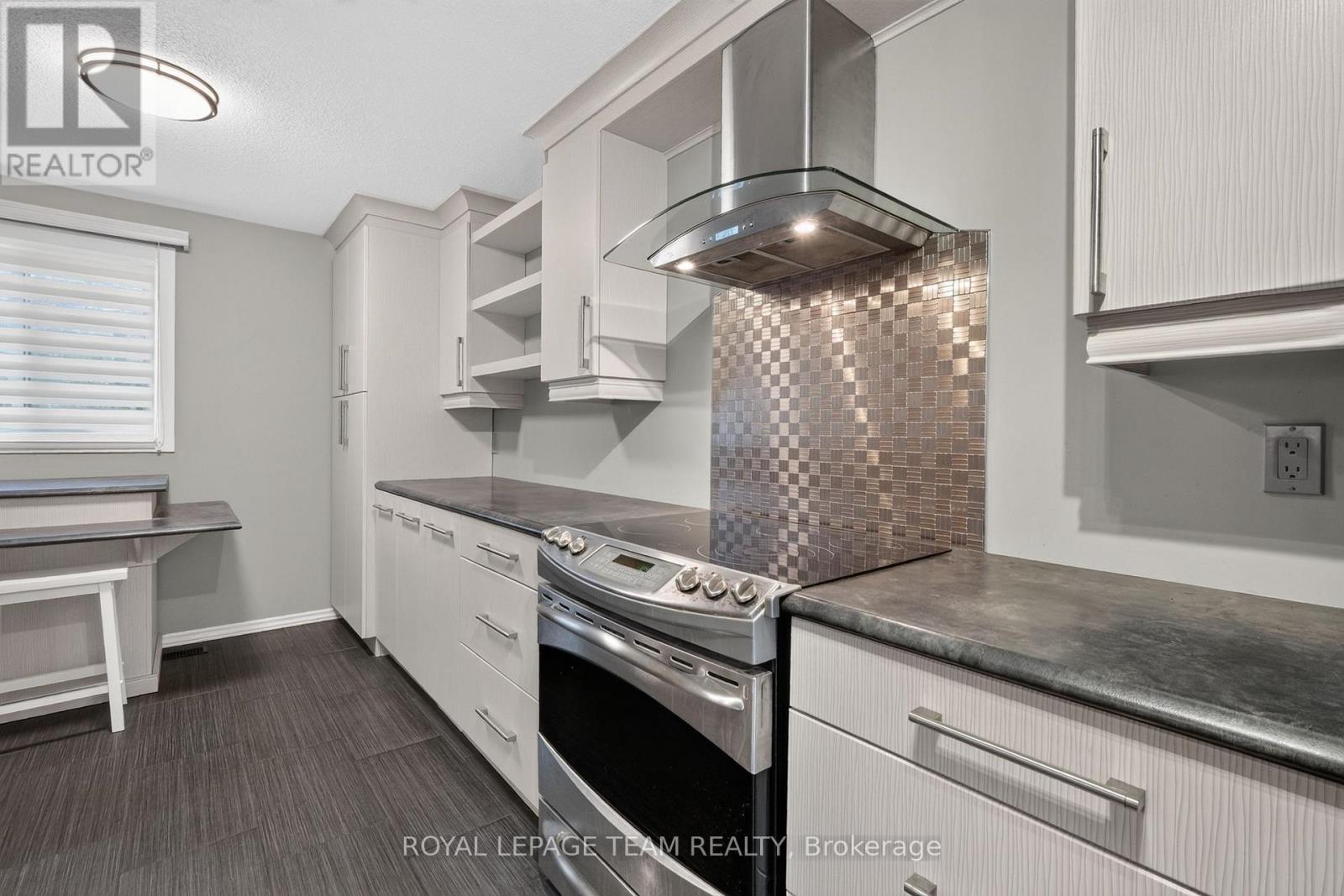 7866 Jeanne D'arc Boulevard Property Photo 20
