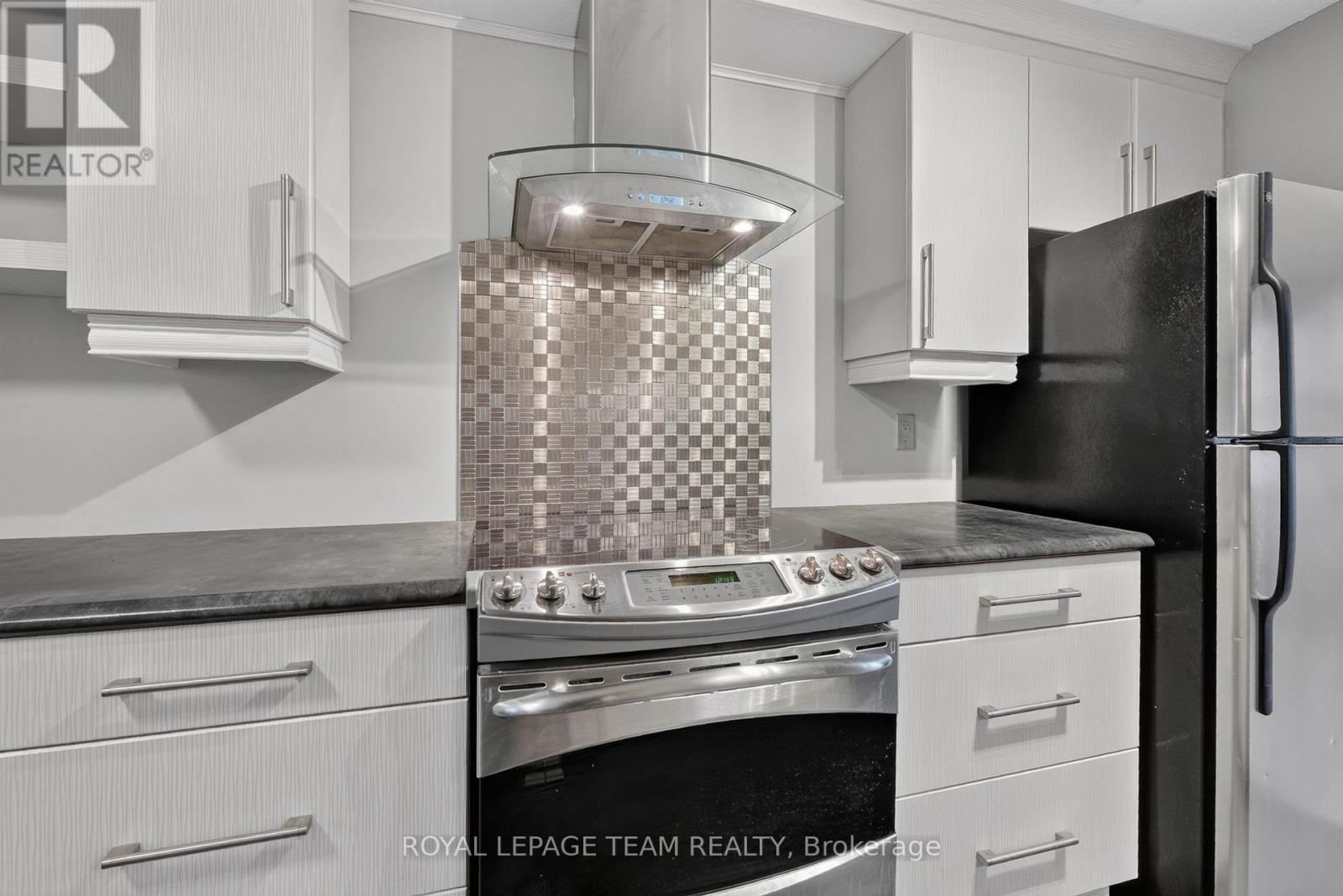 7866 Jeanne D'arc Boulevard Property Photo 21