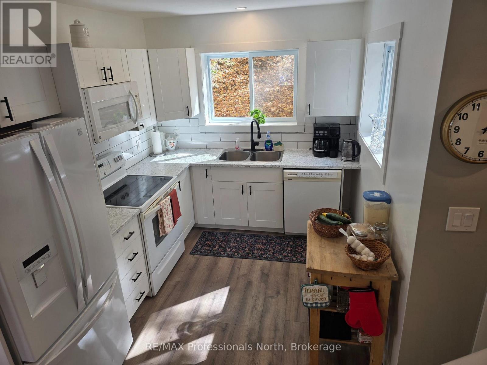187 Main Street W Property Photo 12
