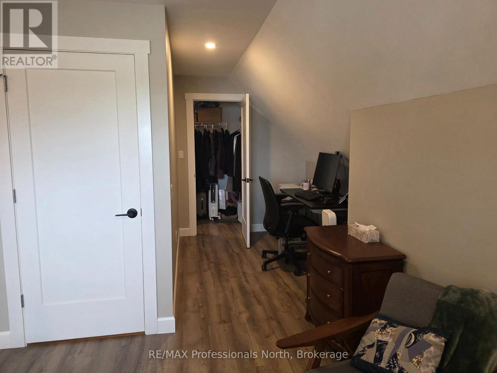 187 Main Street W Property Photo 25