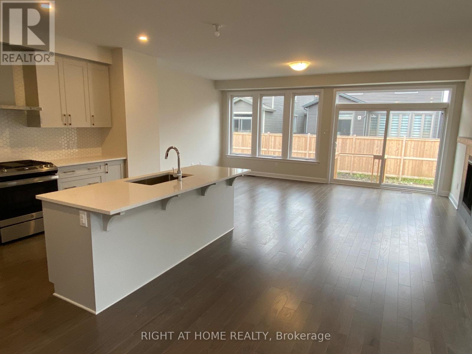 608 Moonflower Crescent Property Photo 2