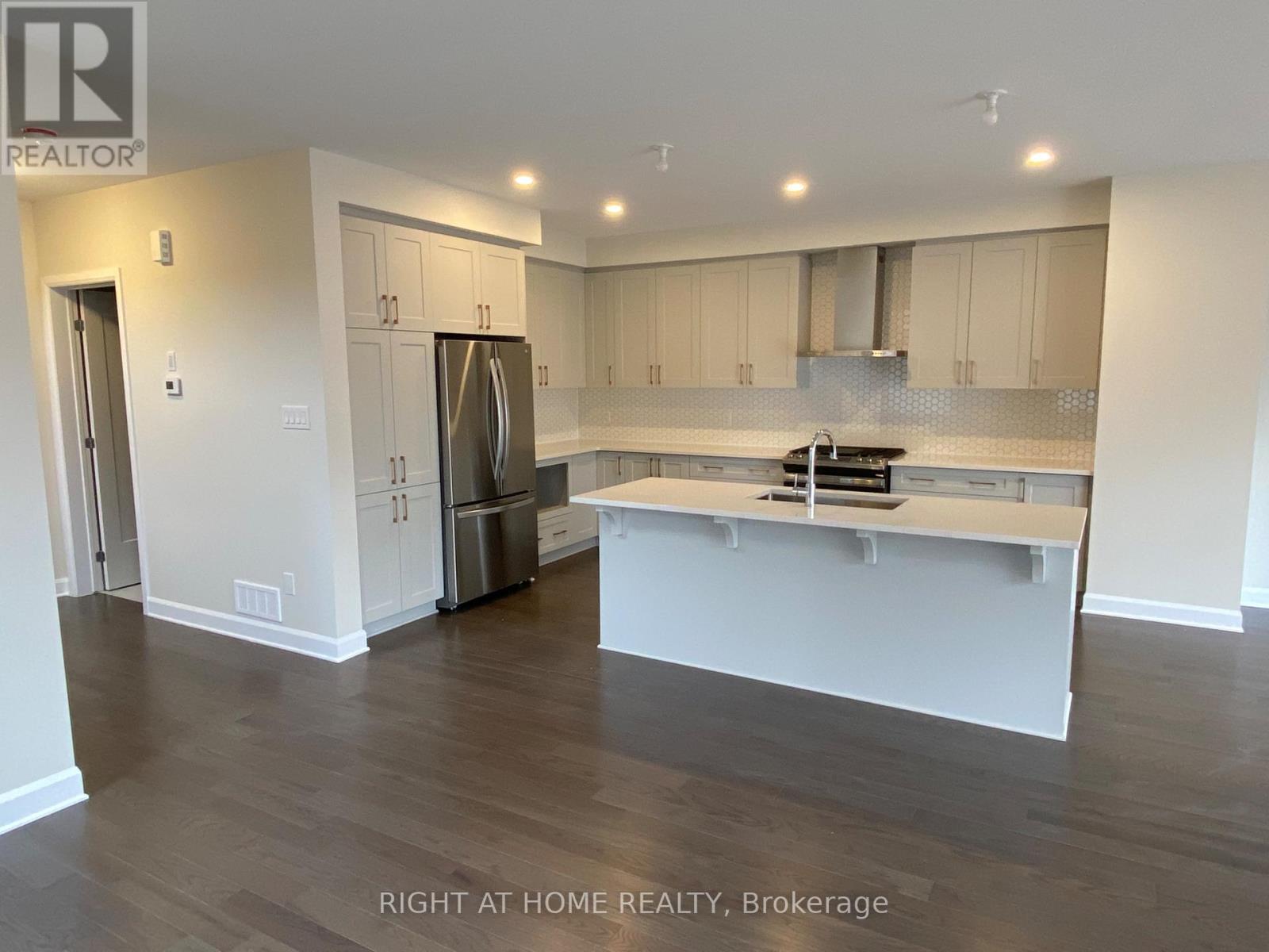 608 Moonflower Crescent Property Photo 4