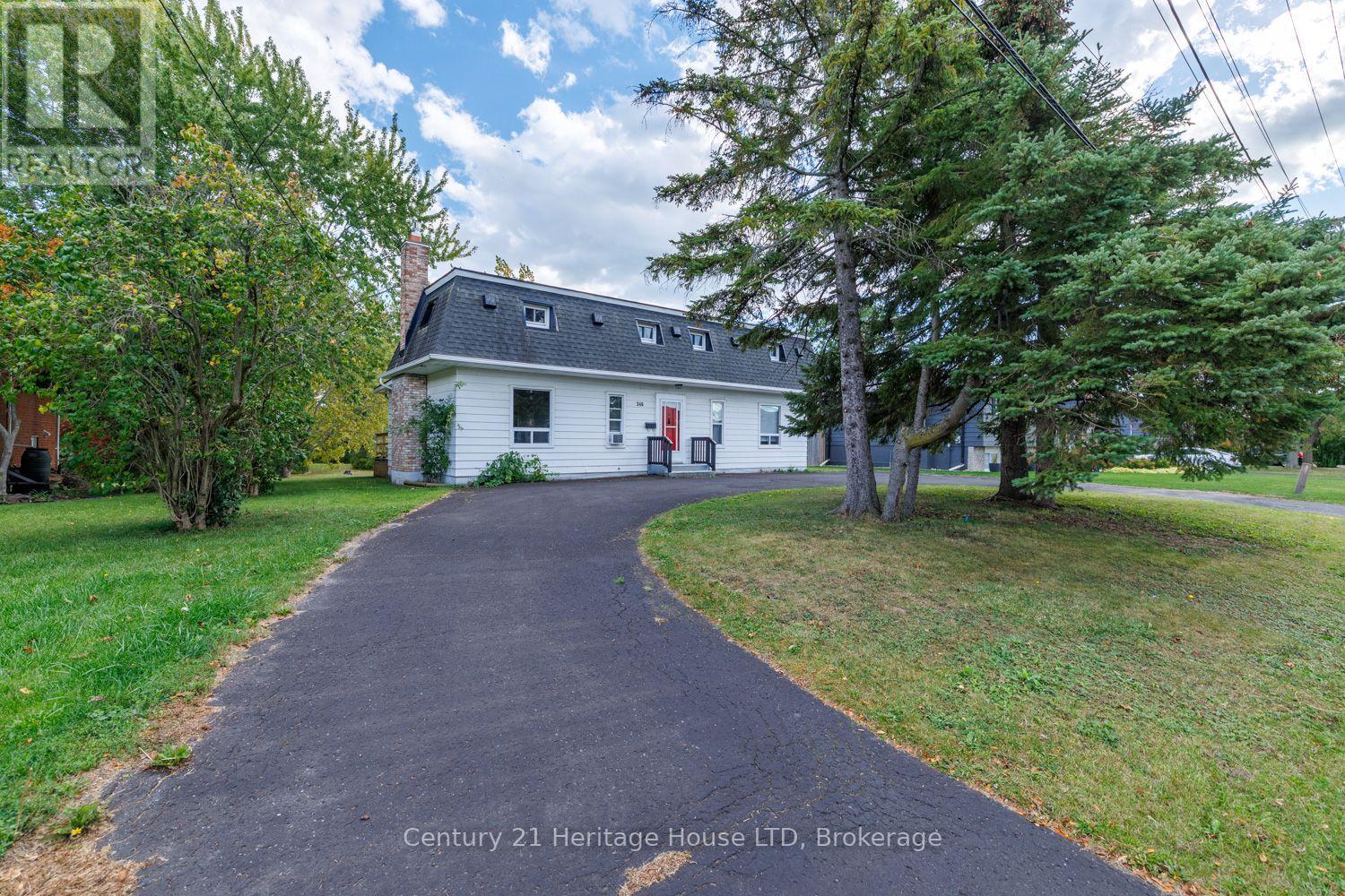 346 Albany Street Property Photo 3