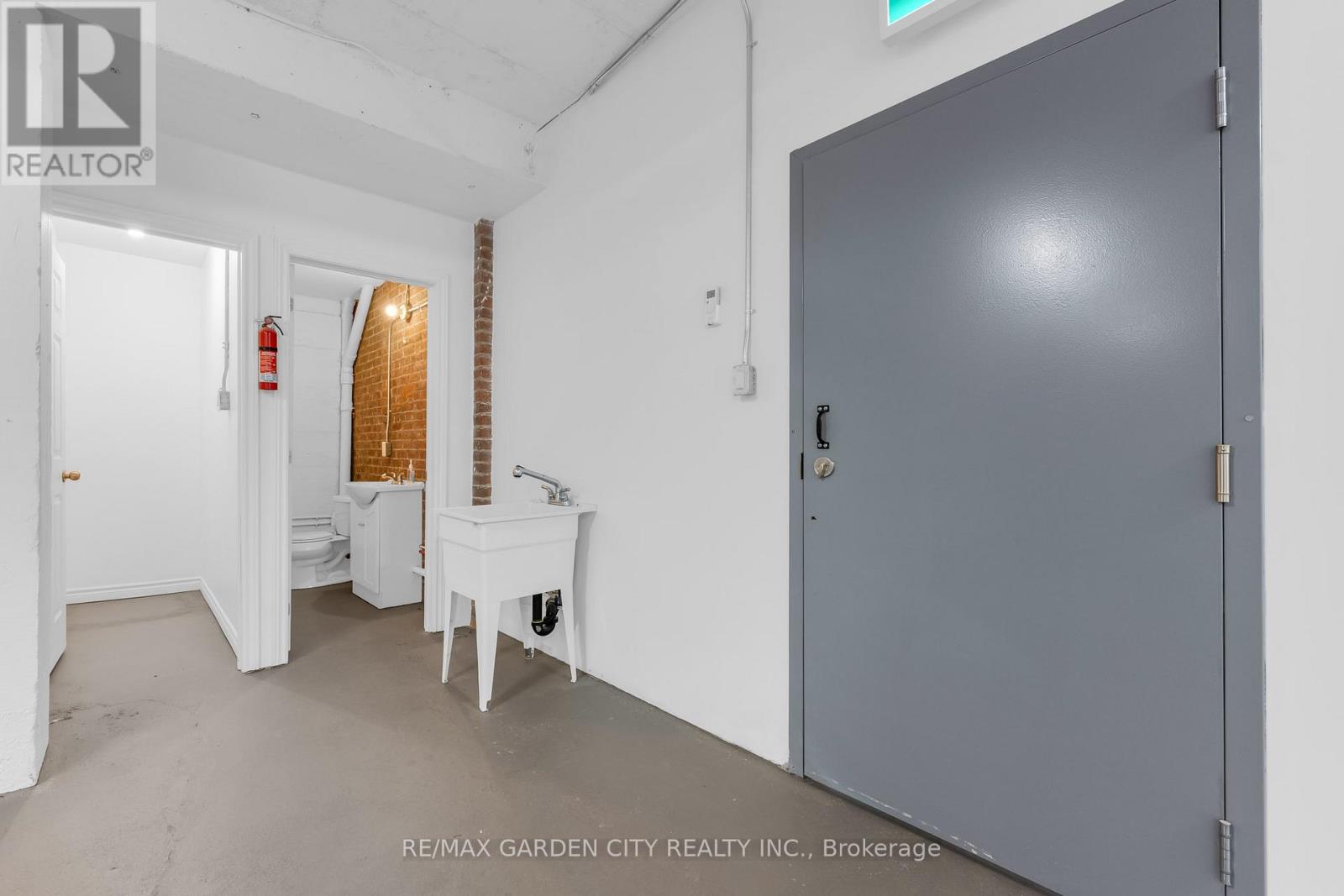4 Lower - 16 Myrtle Avenue Property Photo 5