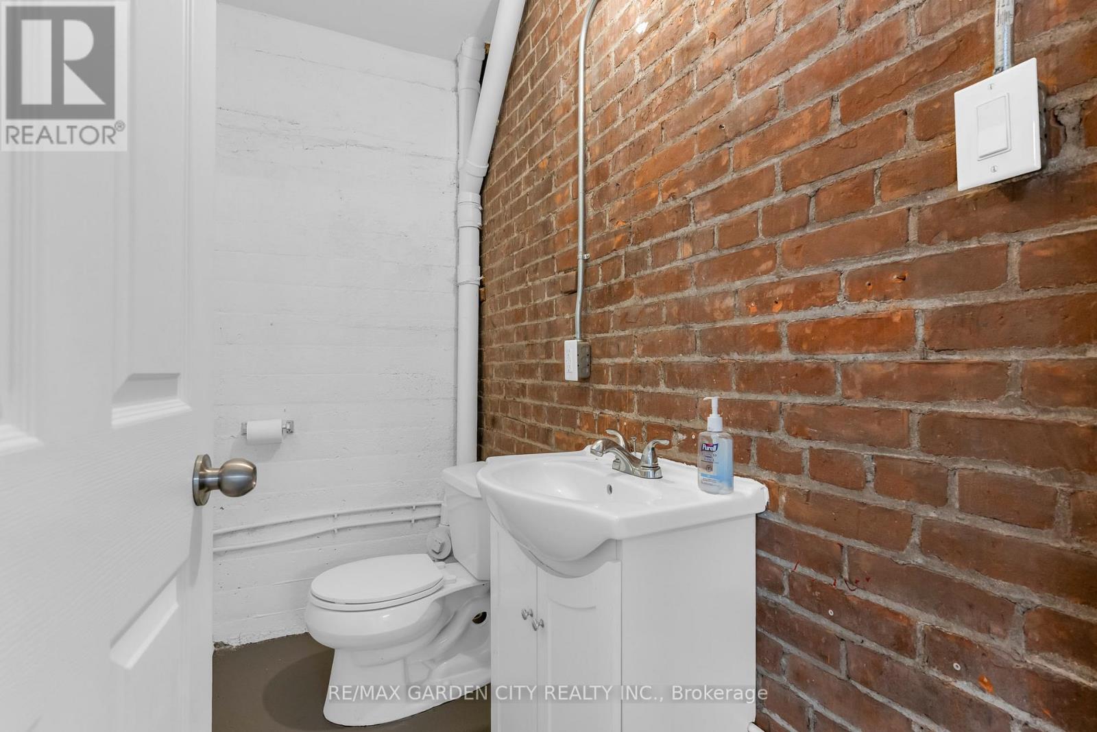 4 Lower - 16 Myrtle Avenue Property Photo 6