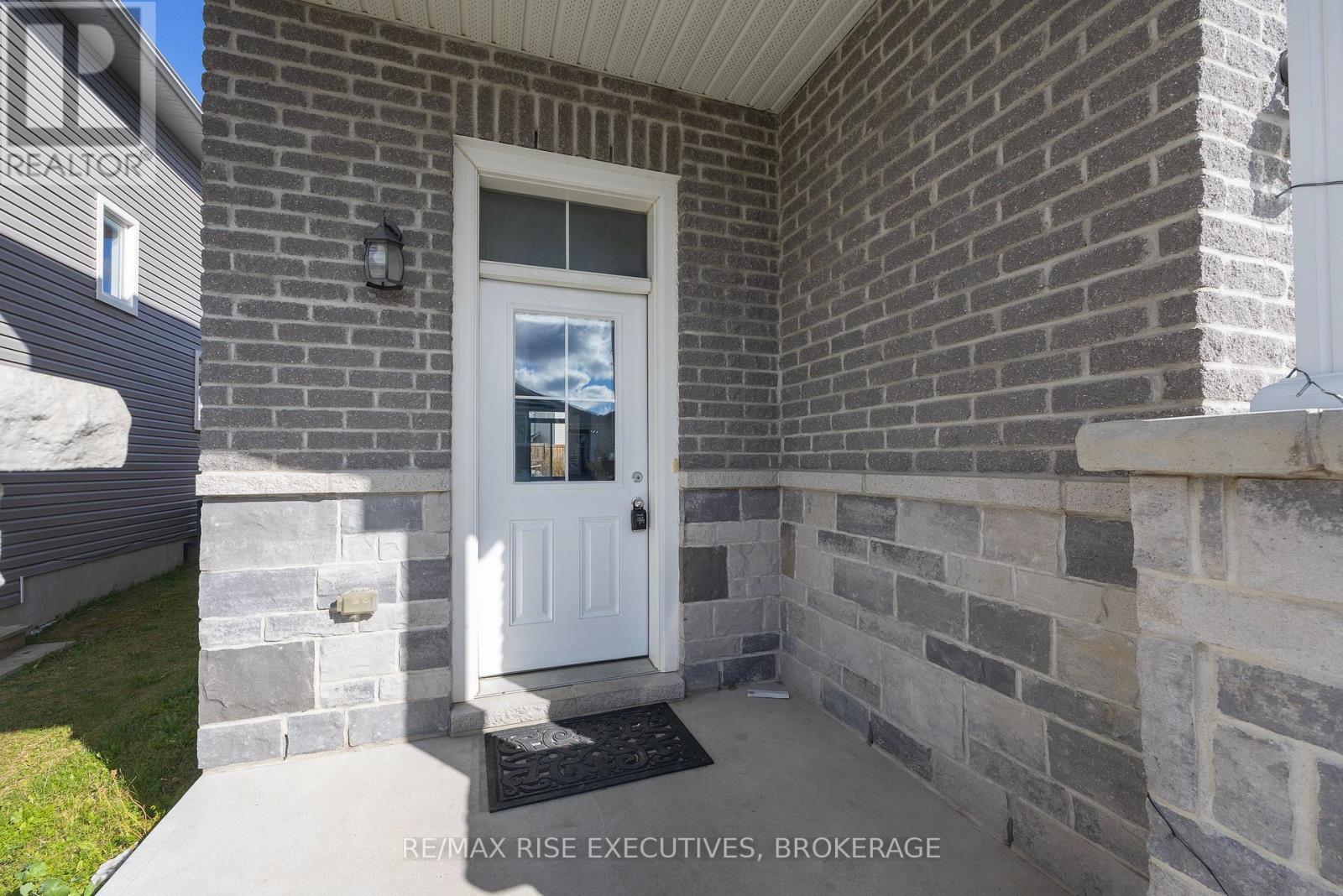 567 Beth Crescent Property Photo 5