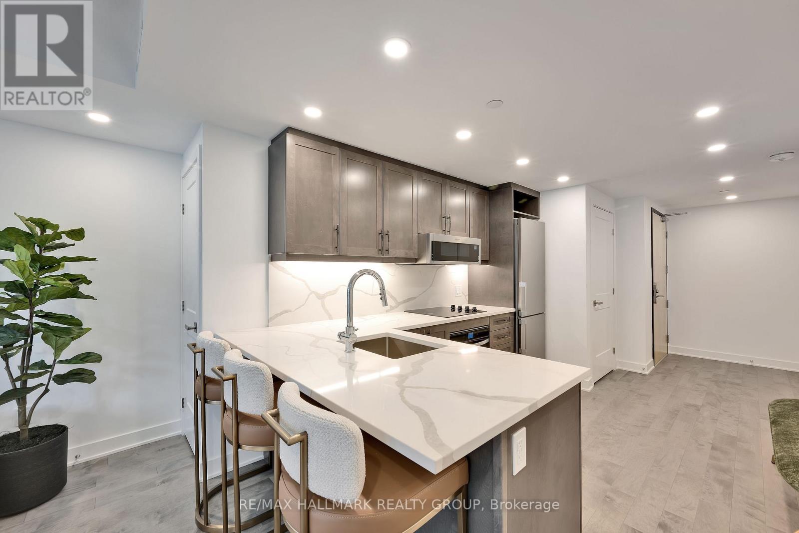 401 - 340 Queen Street Property Photo 7