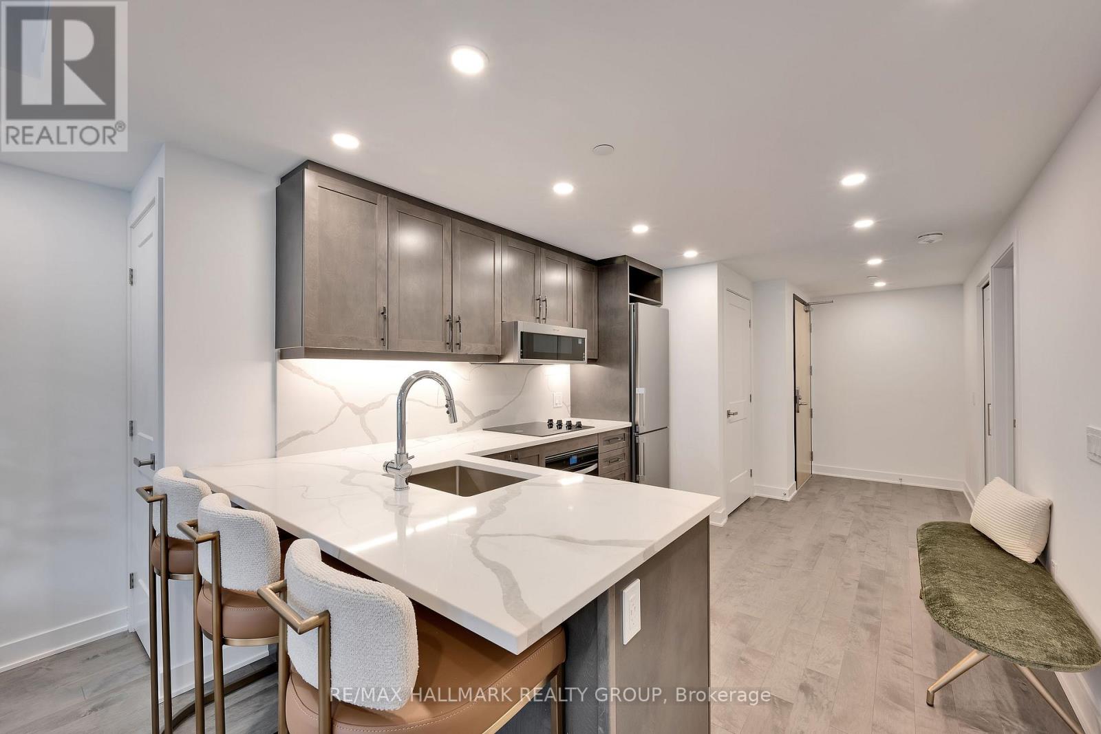 401 - 340 Queen Street Property Photo 8