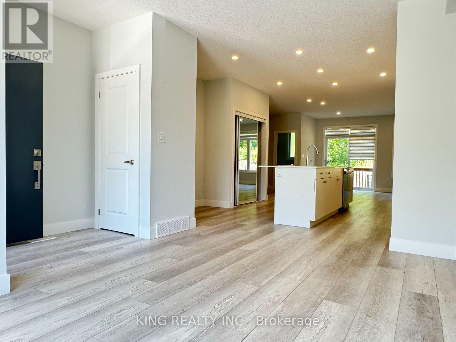 47 - 990 Deveron Crescent Property Photo 8