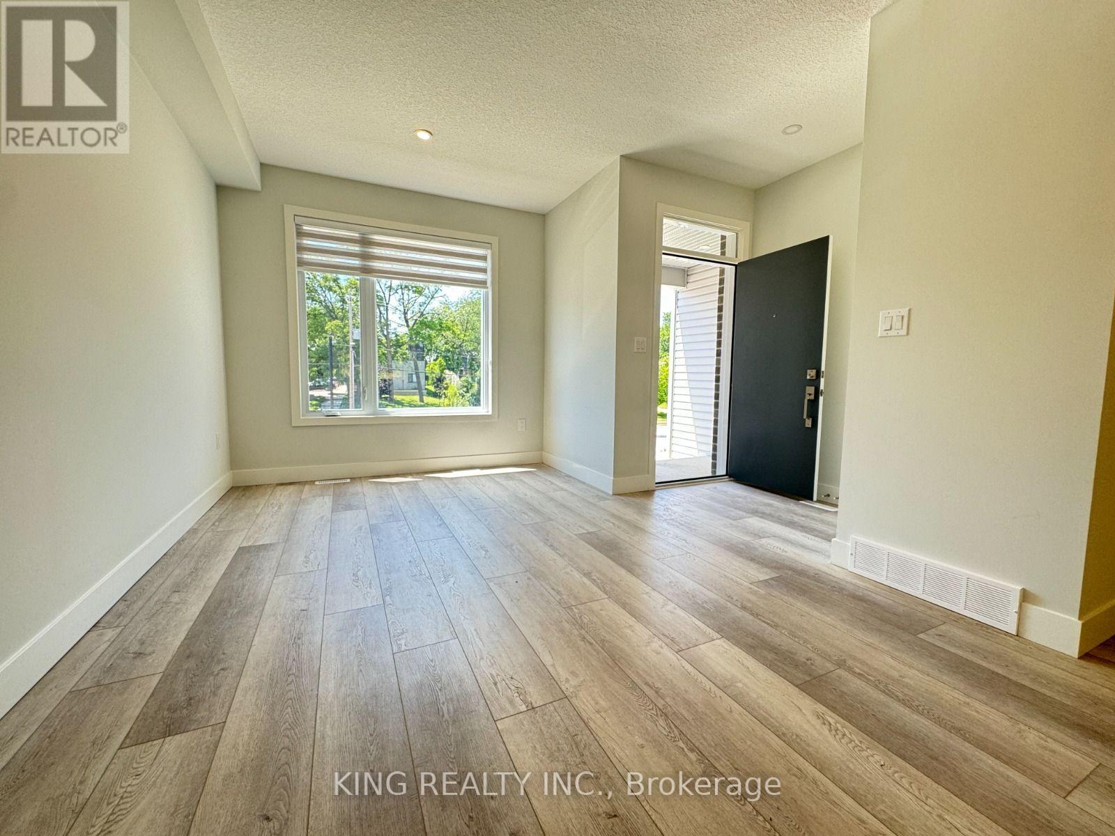 47 - 990 Deveron Crescent Property Photo 11