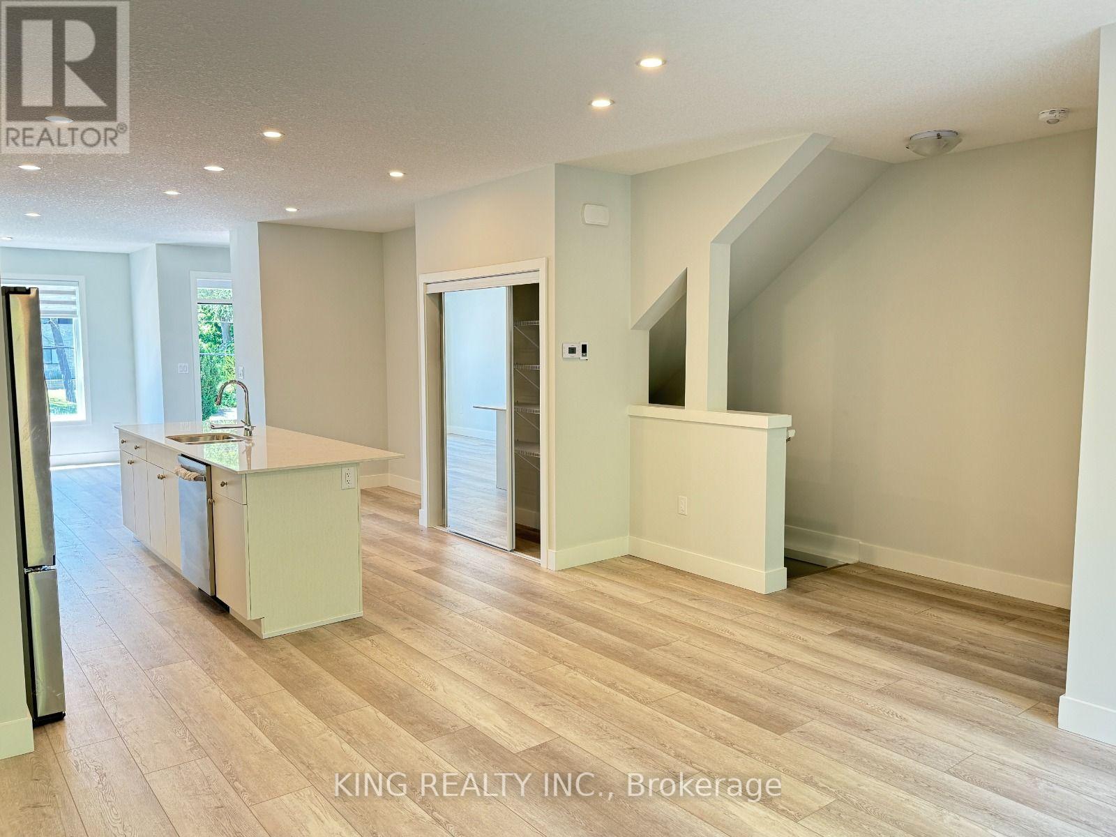 47 - 990 Deveron Crescent Property Photo 13