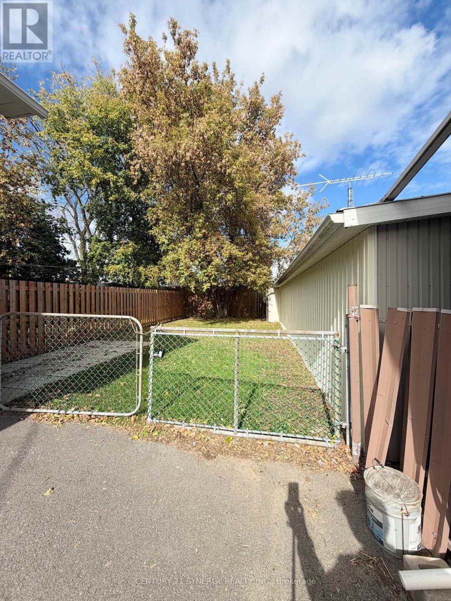 A - 346 Rue Telegraph Road Property Photo 4