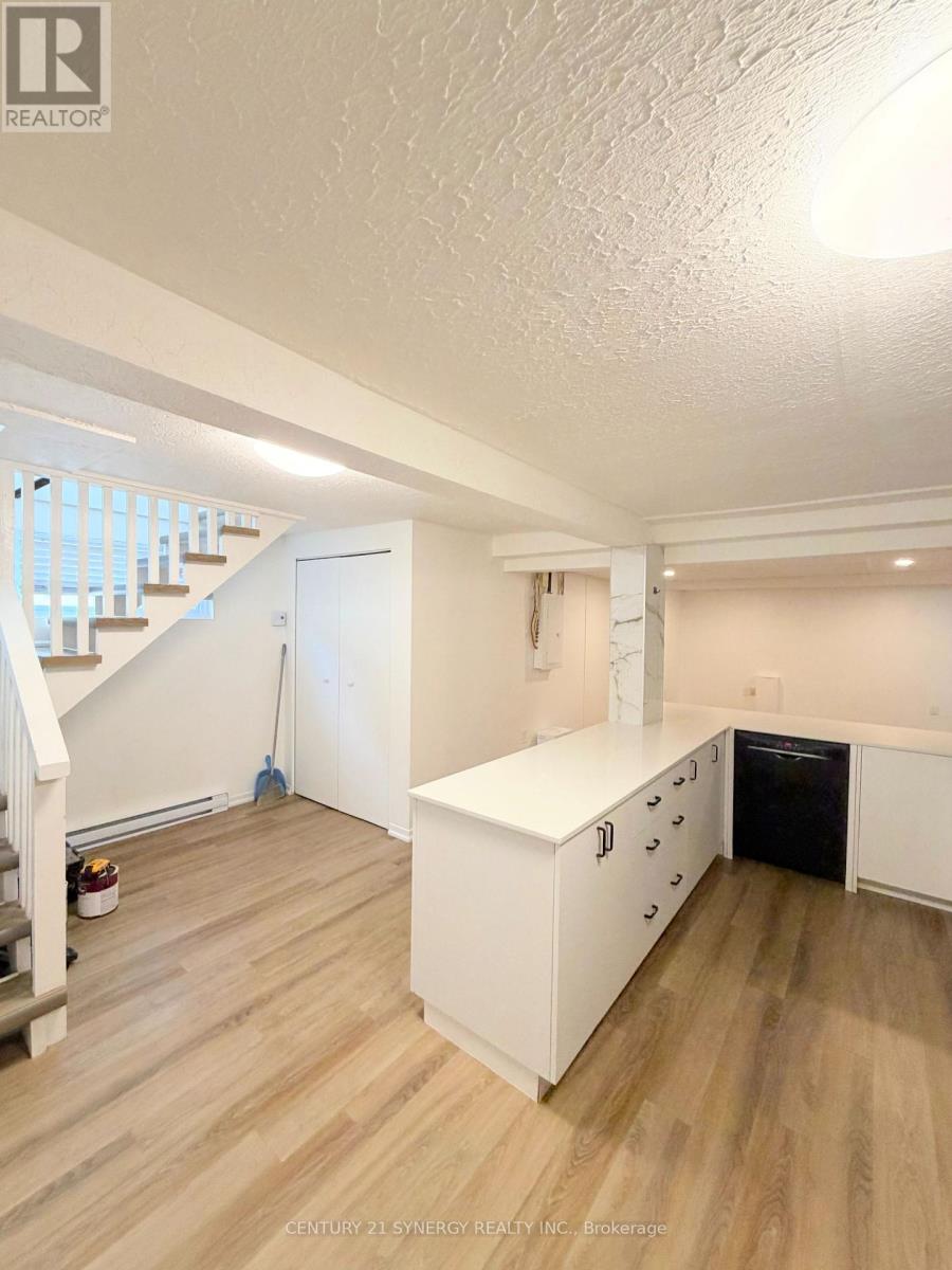 A - 346 Rue Telegraph Road Property Photo 11
