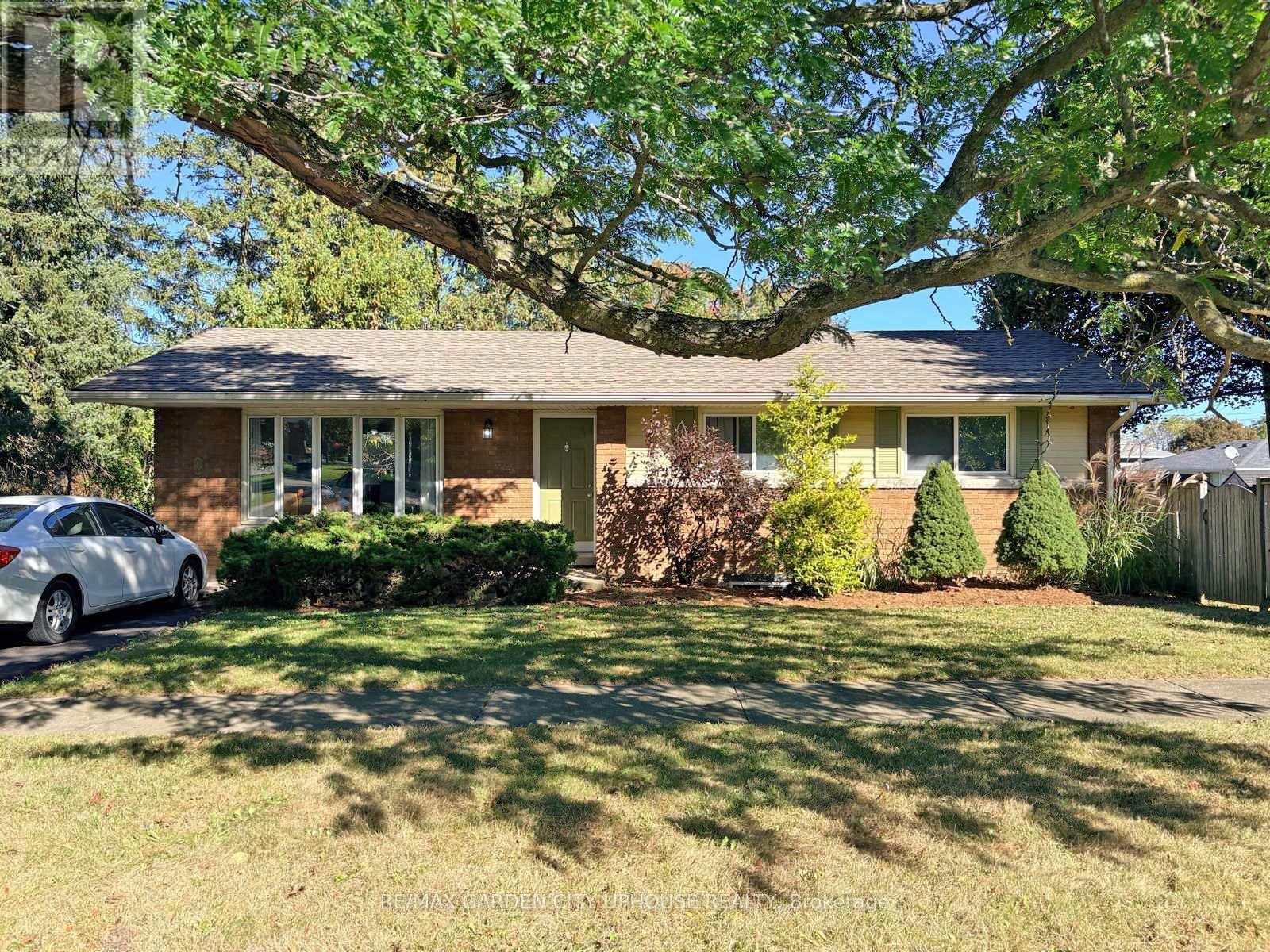 2 Treeview Place Property Photo 2
