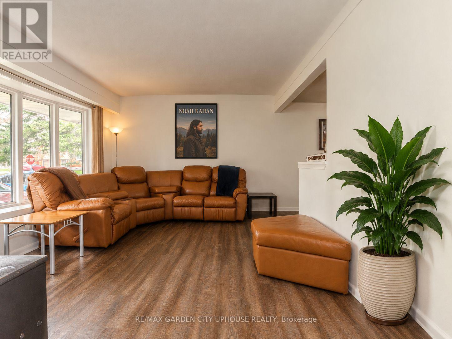 2 Treeview Place Property Photo 3