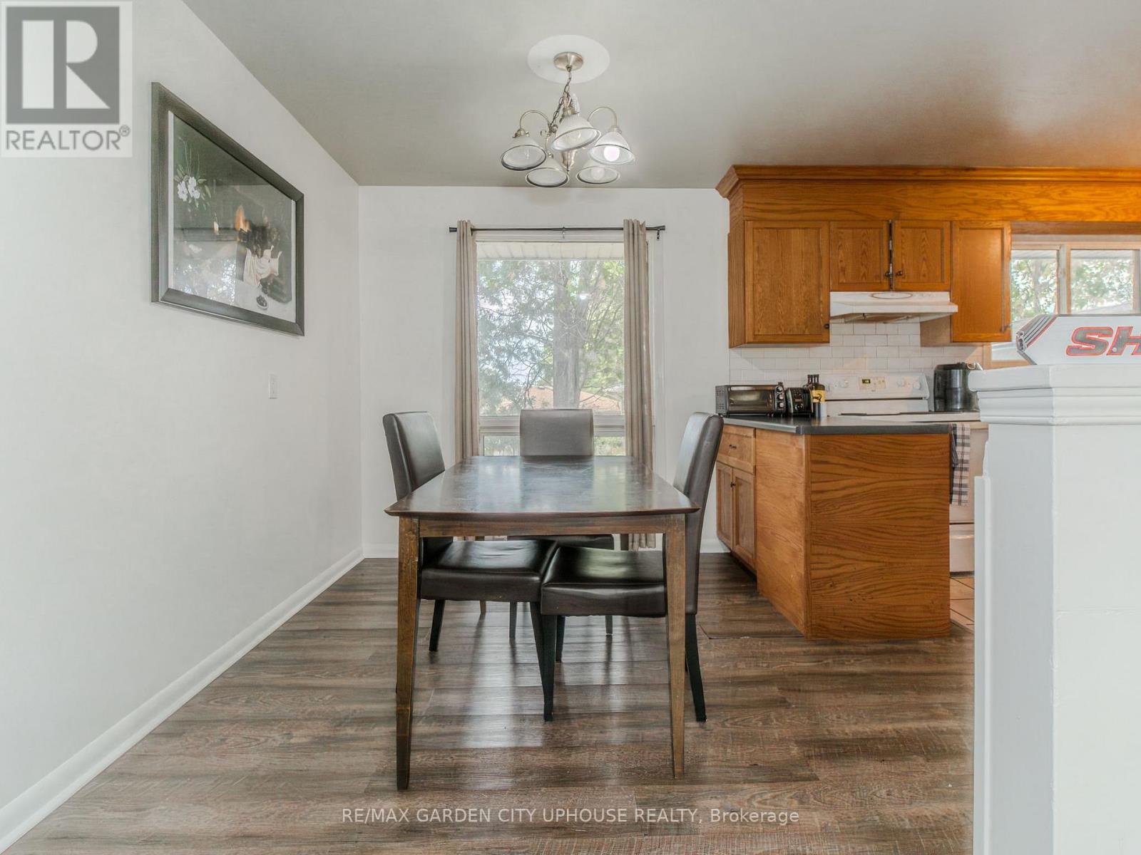 2 Treeview Place Property Photo 4