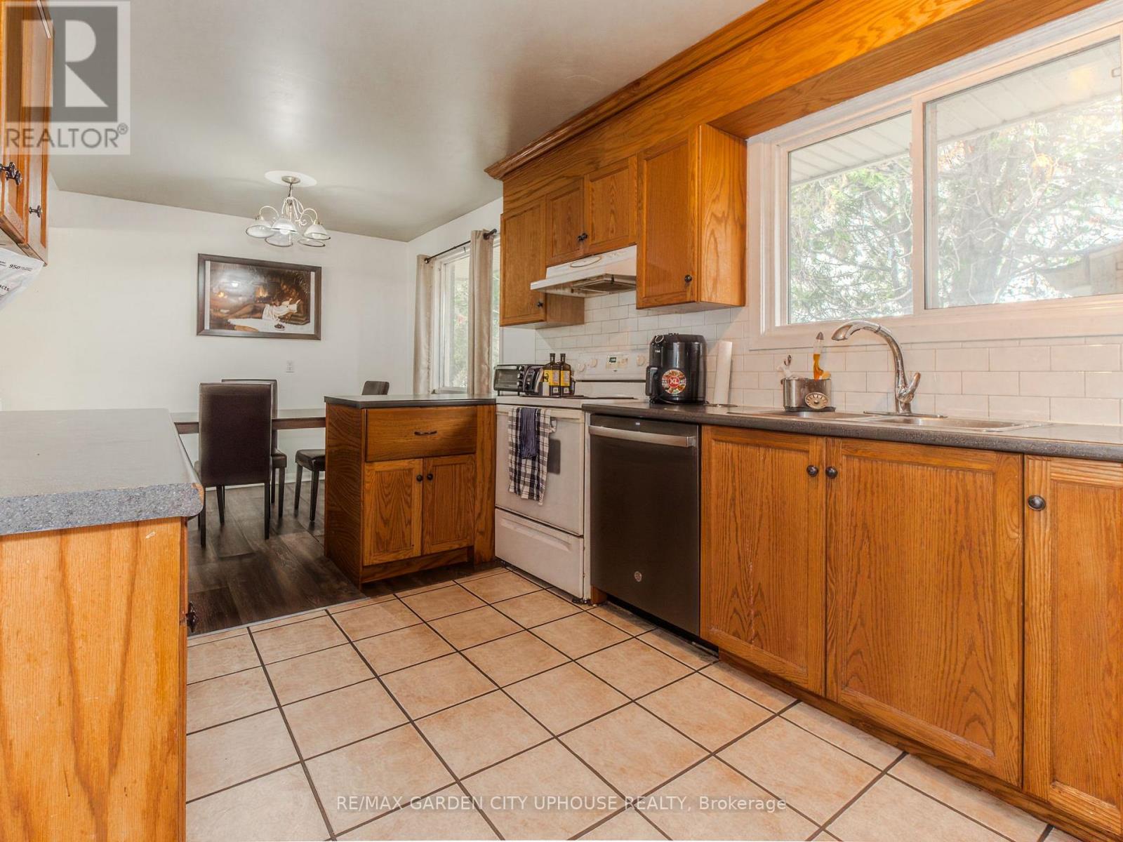 2 Treeview Place Property Photo 5
