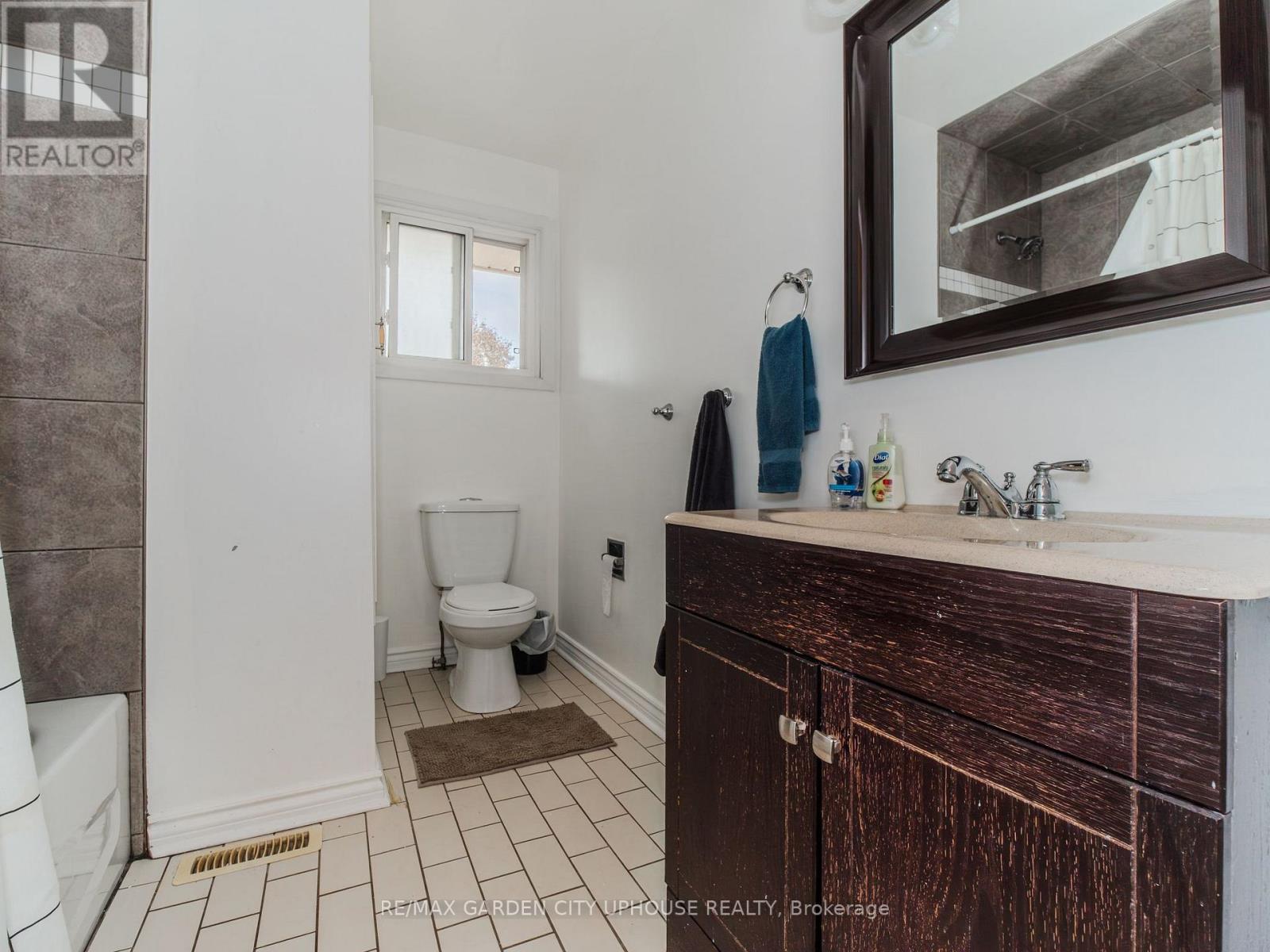 2 Treeview Place Property Photo 10