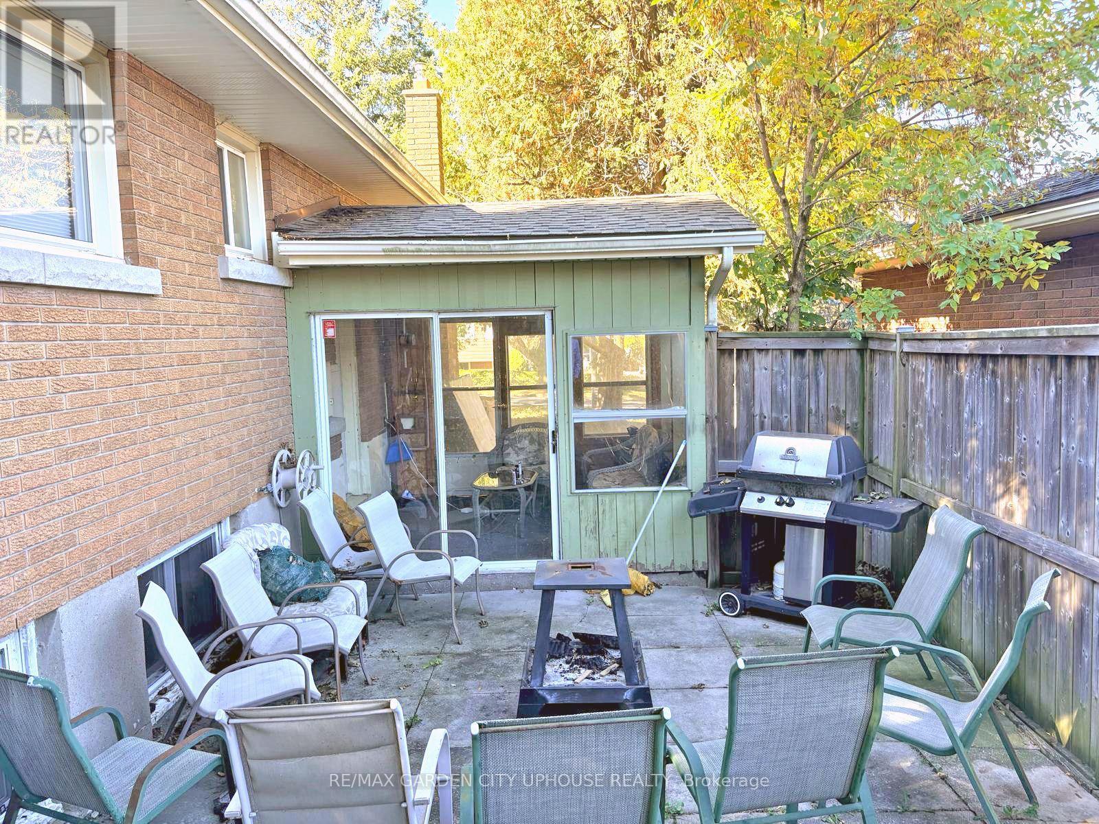 2 Treeview Place Property Photo 16