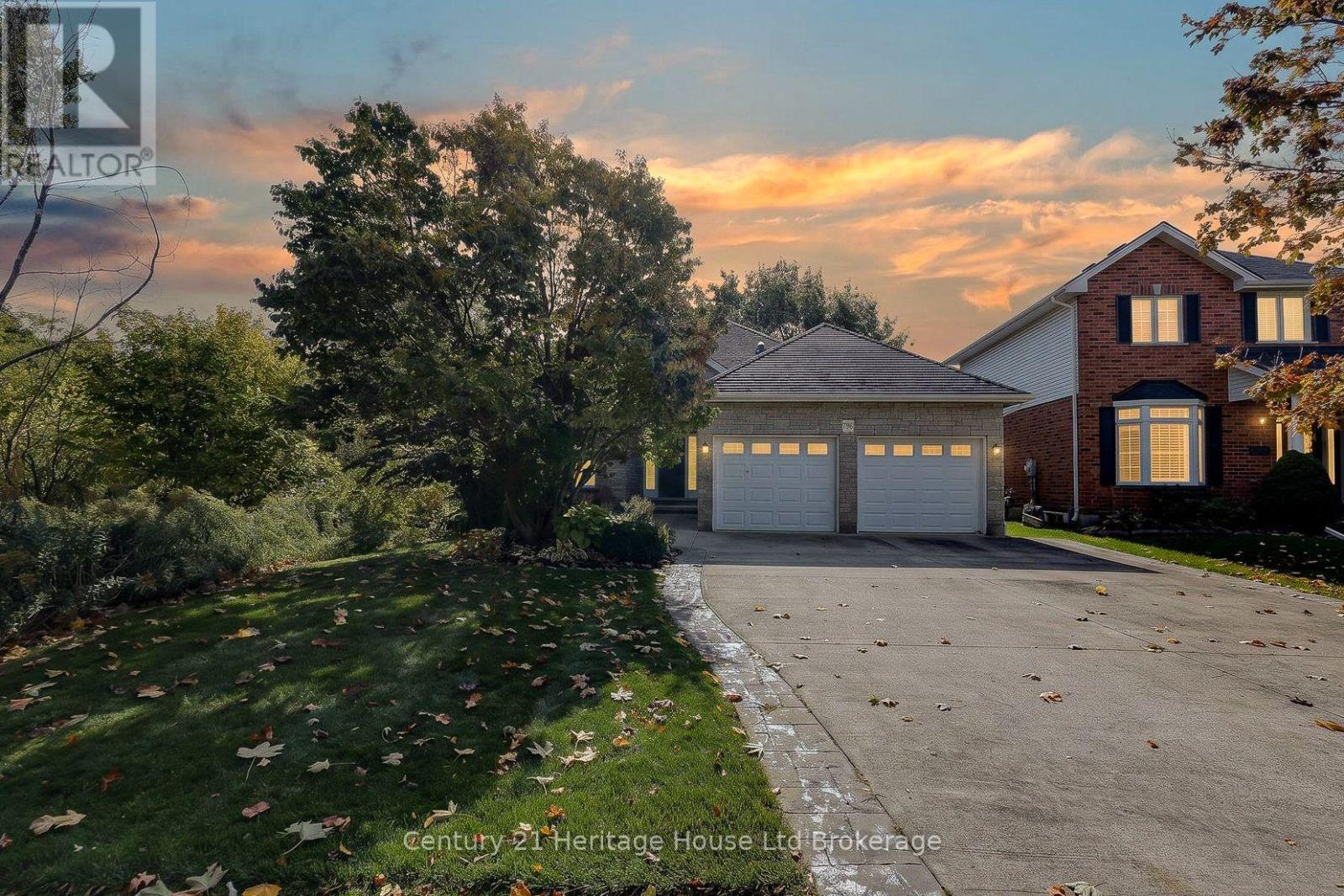 796 Springbank Avenue N Property Photo 1
