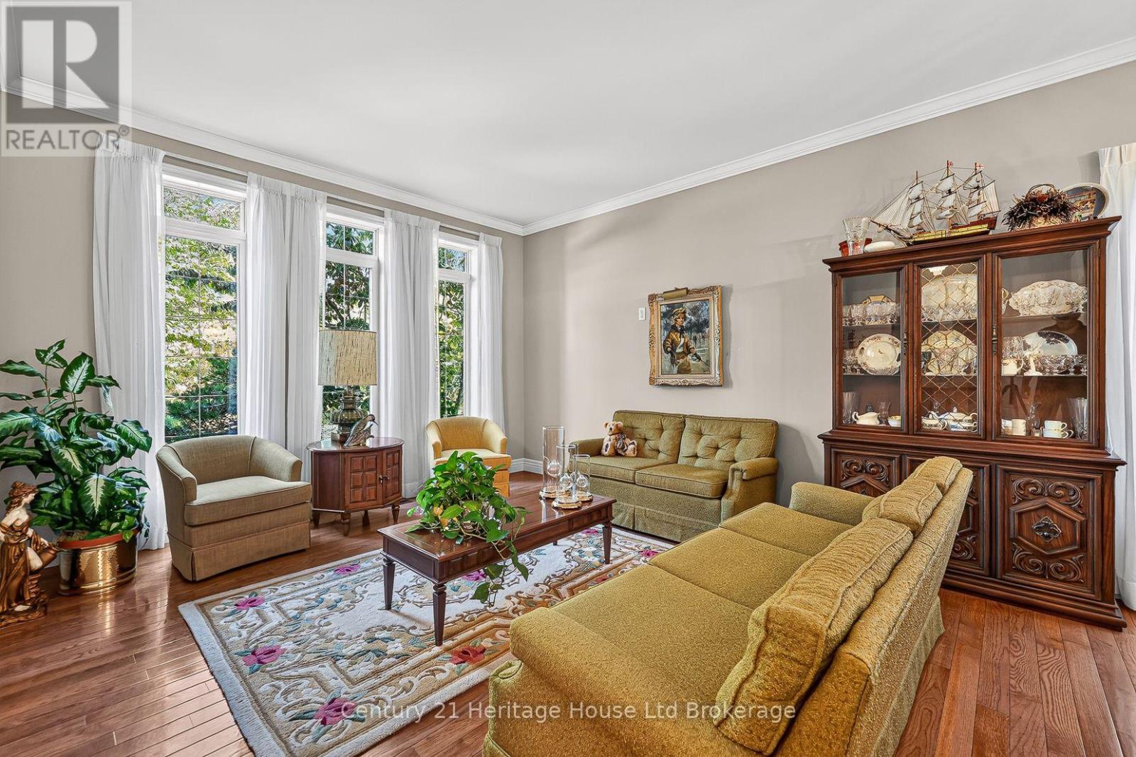 796 Springbank Avenue N Property Photo 2
