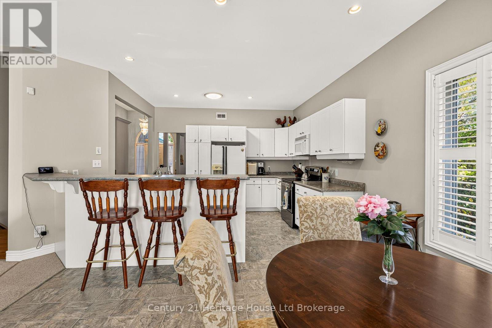 796 Springbank Avenue N Property Photo 3