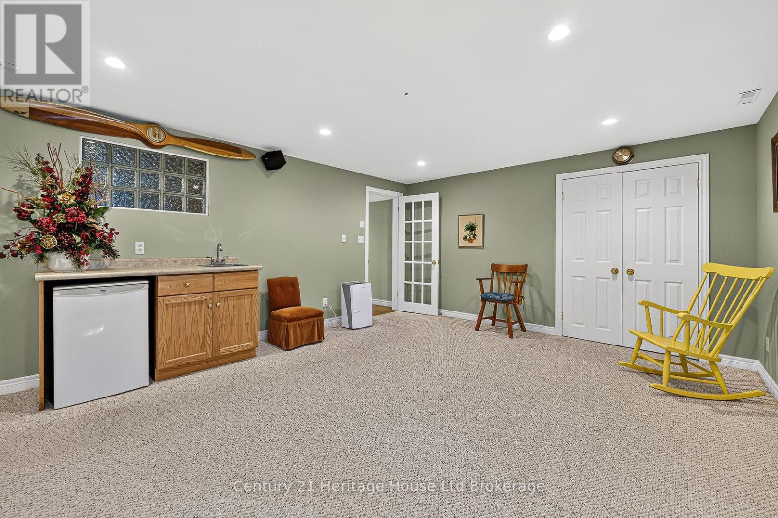 796 Springbank Avenue N Property Photo 4