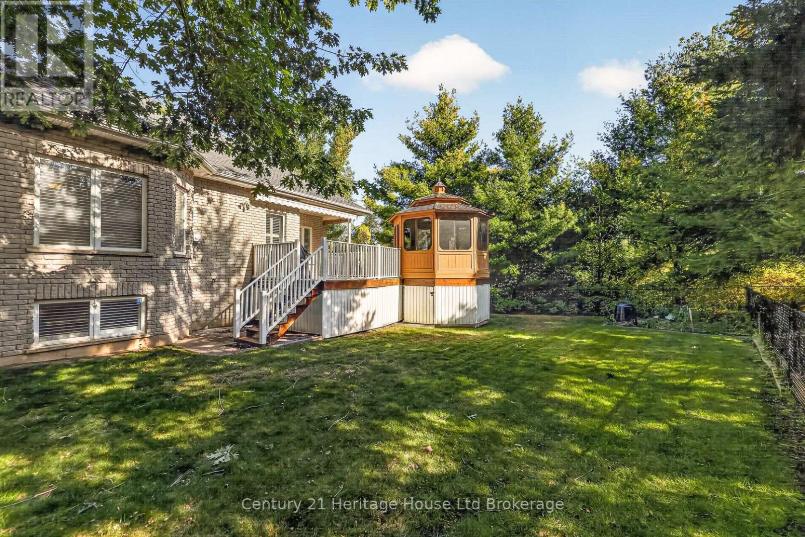 796 Springbank Avenue N Property Photo 5