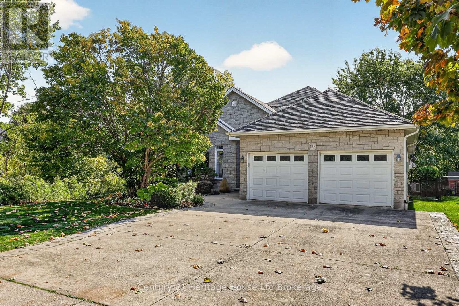 796 Springbank Avenue N Property Photo 6