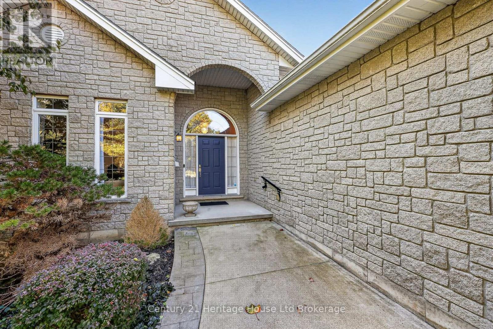796 Springbank Avenue N Property Photo 8