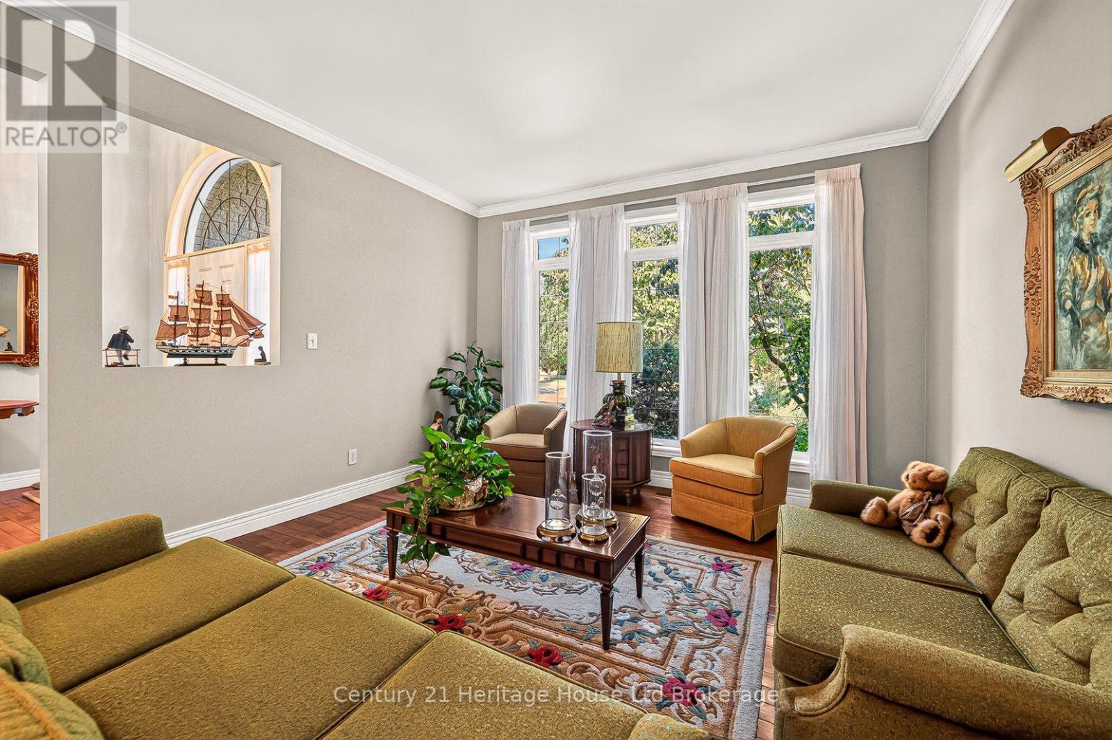 796 Springbank Avenue N Property Photo 10