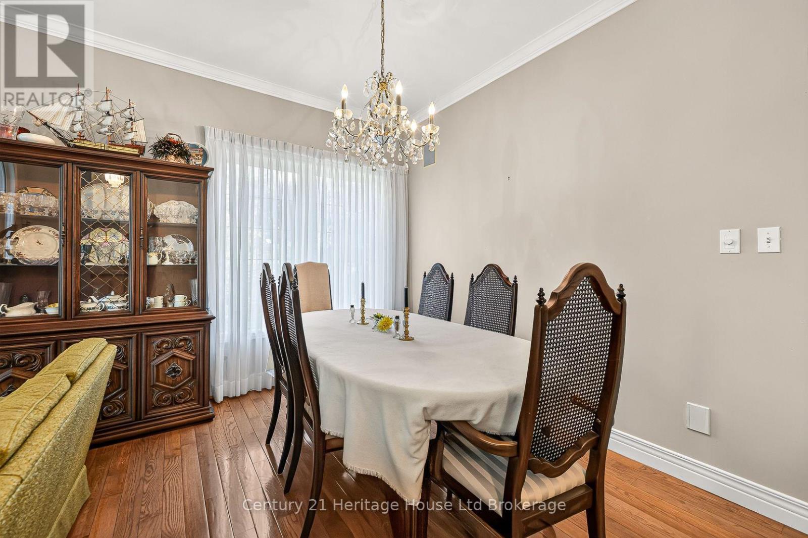 796 Springbank Avenue N Property Photo 12