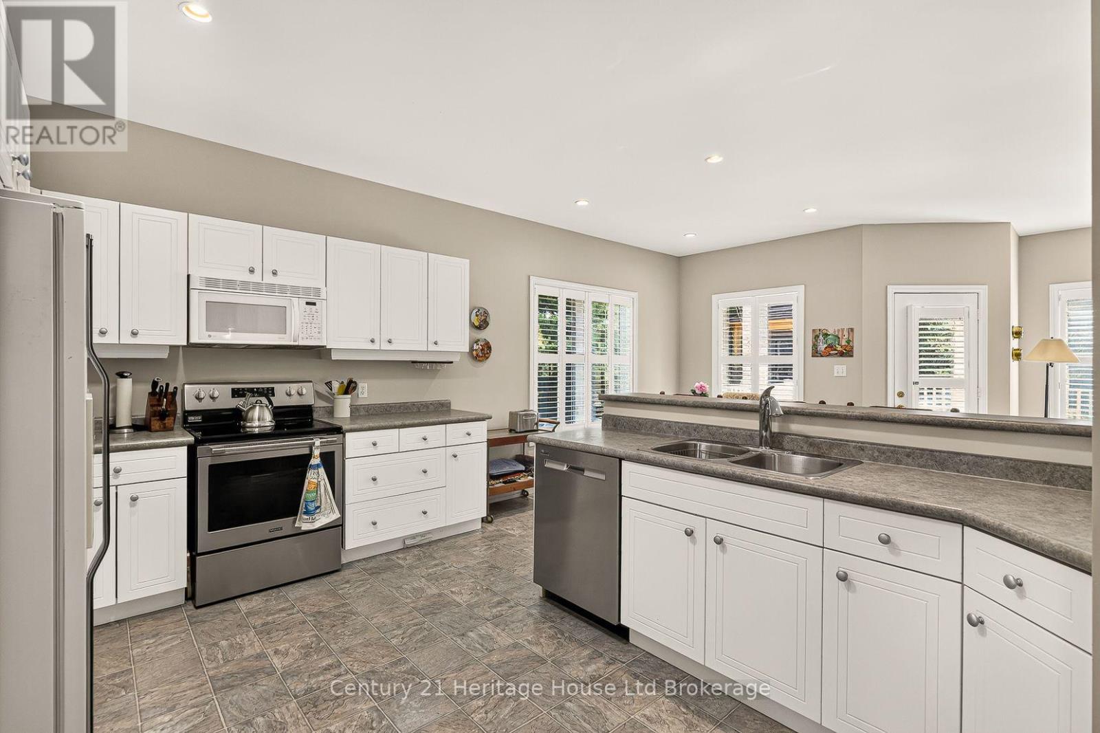 796 Springbank Avenue N Property Photo 13