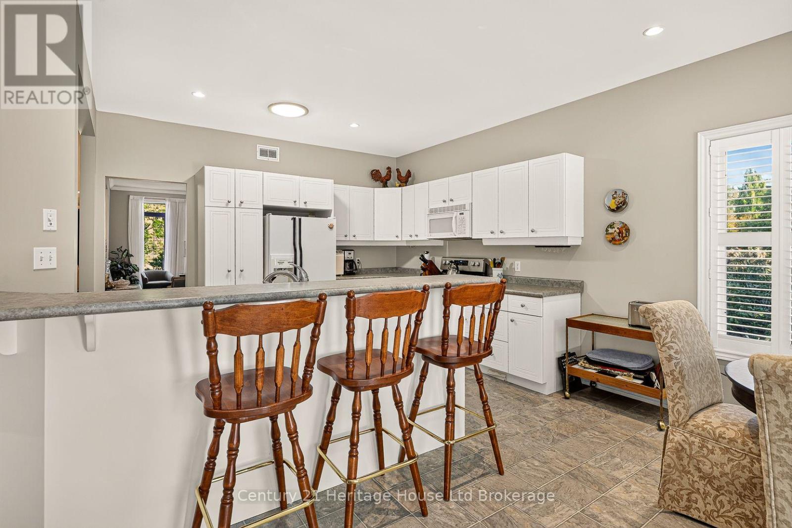 796 Springbank Avenue N Property Photo 14