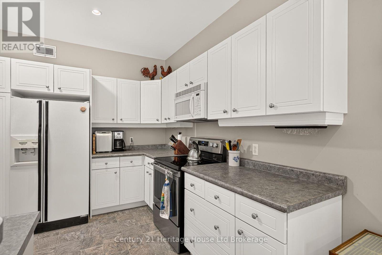 796 Springbank Avenue N Property Photo 15
