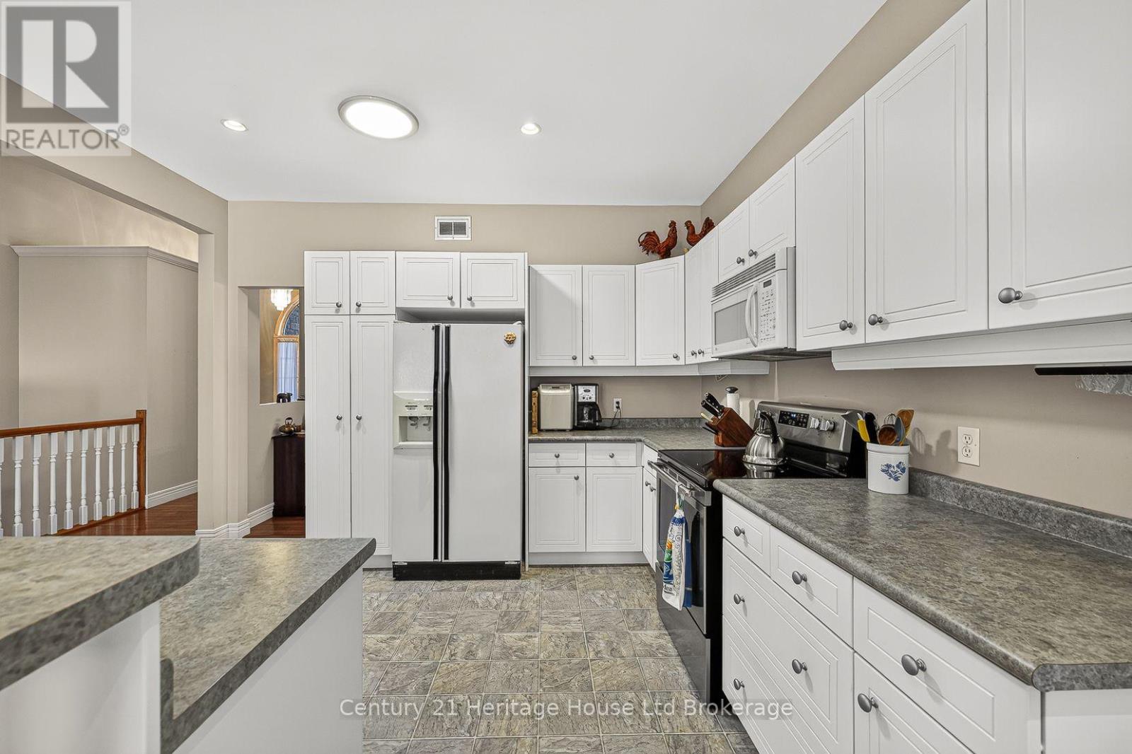 796 Springbank Avenue N Property Photo 16