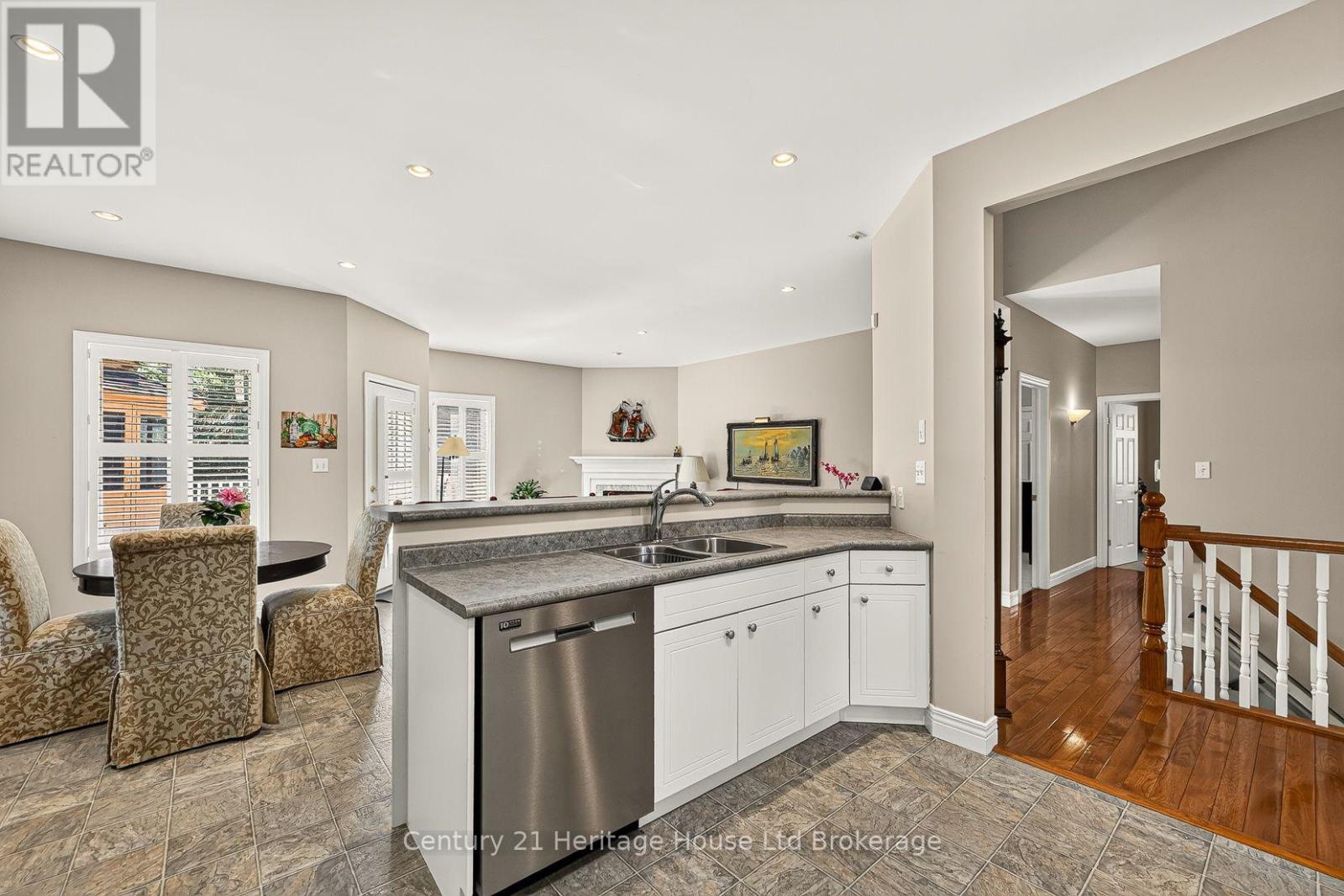 796 Springbank Avenue N Property Photo 17