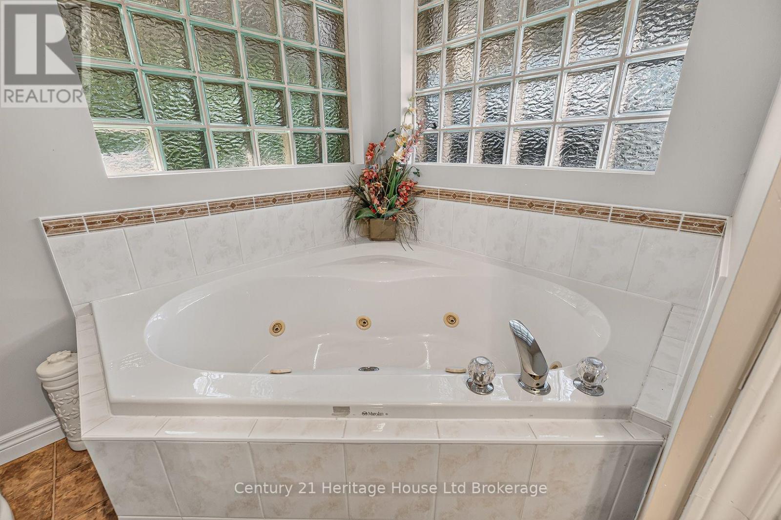 796 Springbank Avenue N Property Photo 24