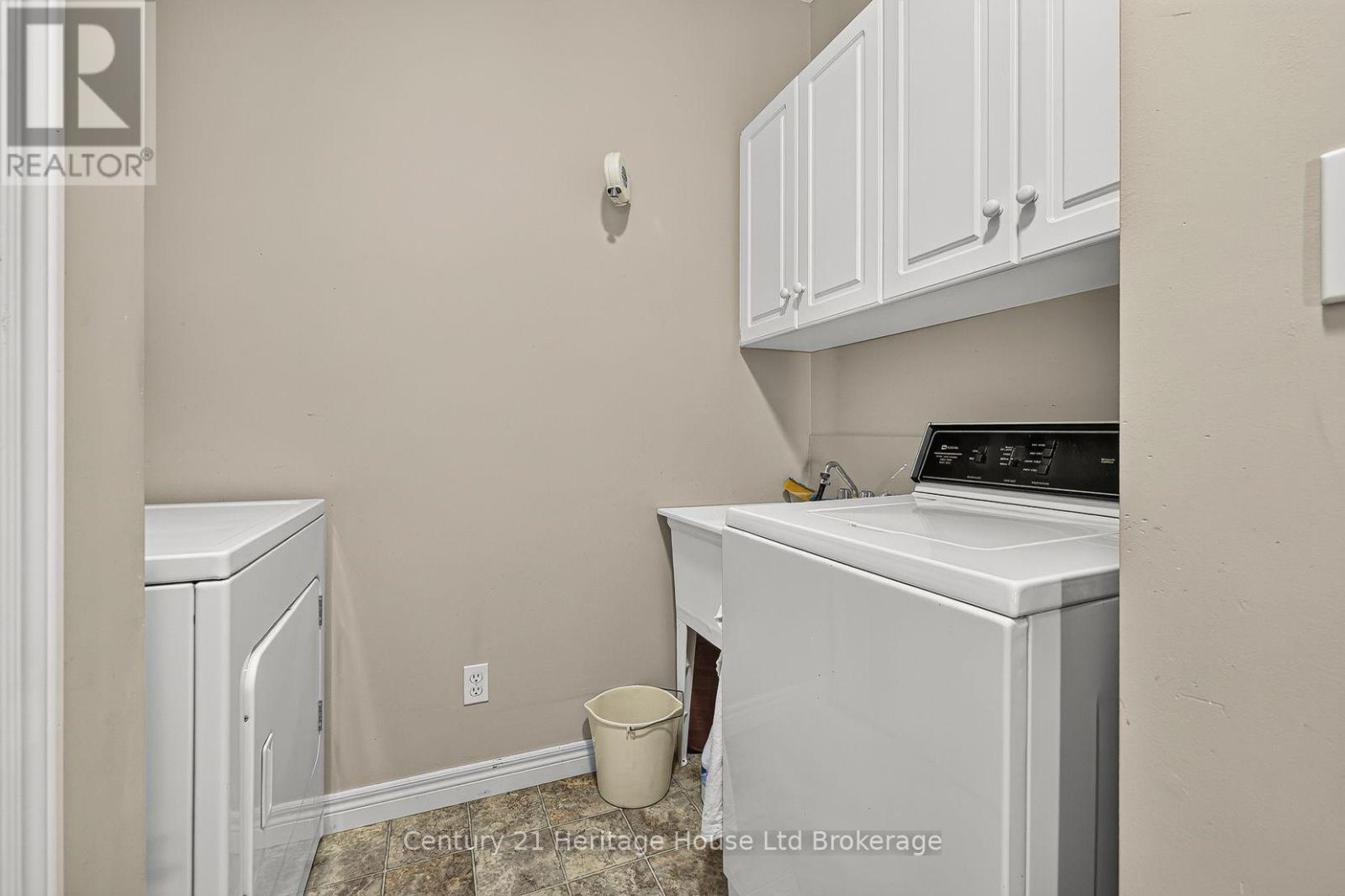796 Springbank Avenue N Property Photo 28
