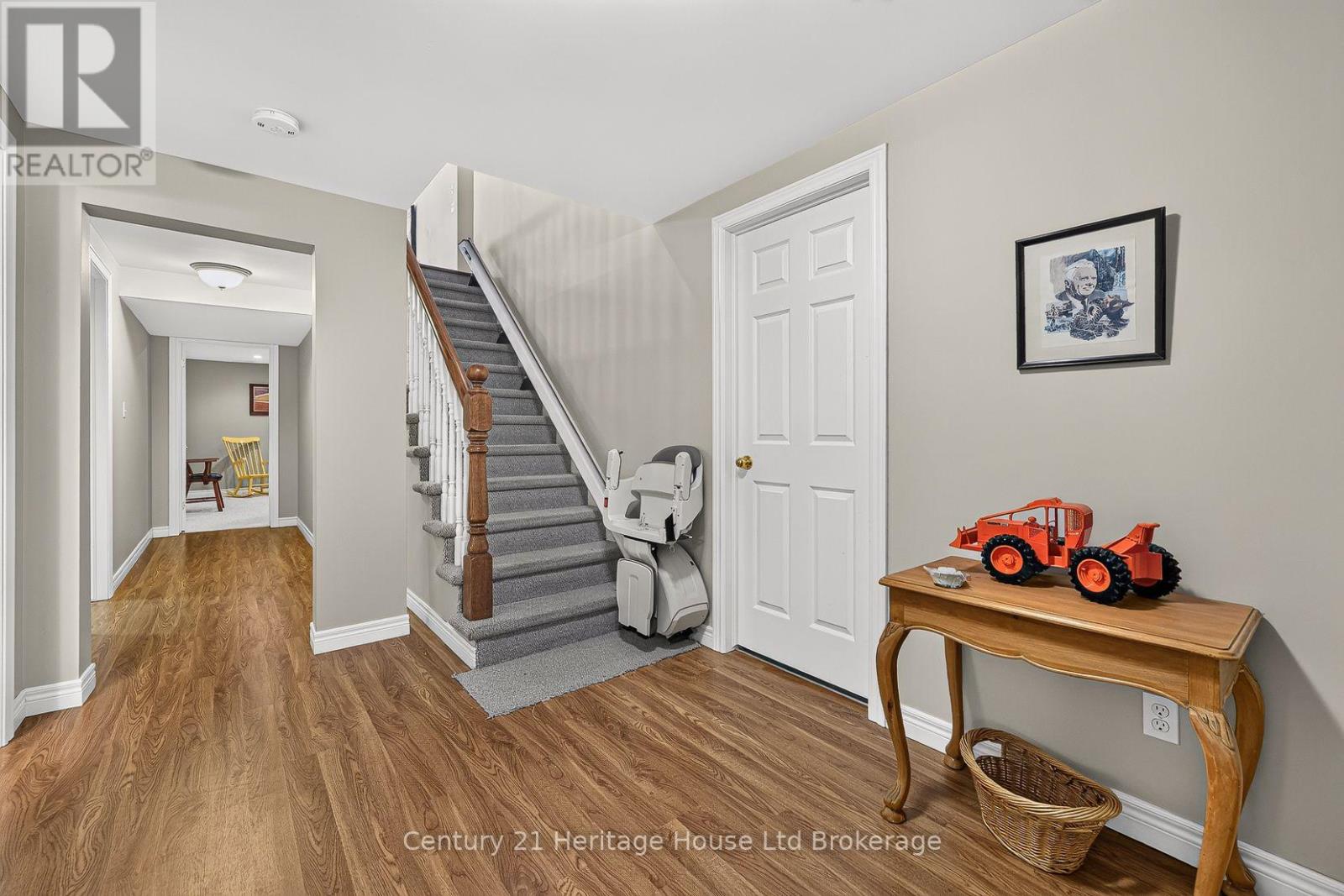 796 Springbank Avenue N Property Photo 29