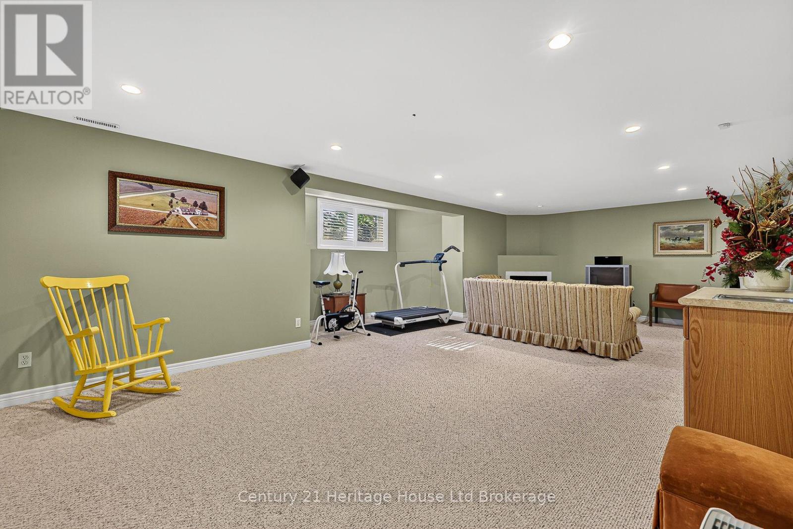 796 Springbank Avenue N Property Photo 30