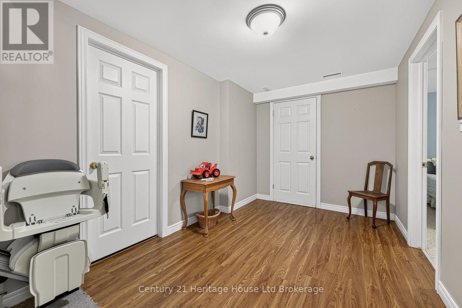 796 Springbank Avenue N Property Photo 32
