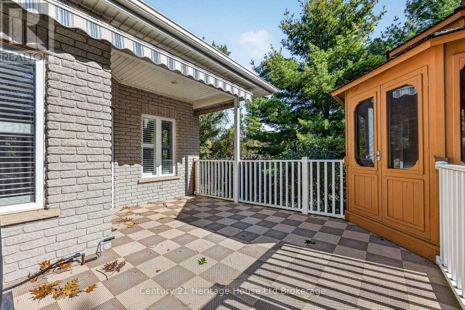 796 Springbank Avenue N Property Photo 41