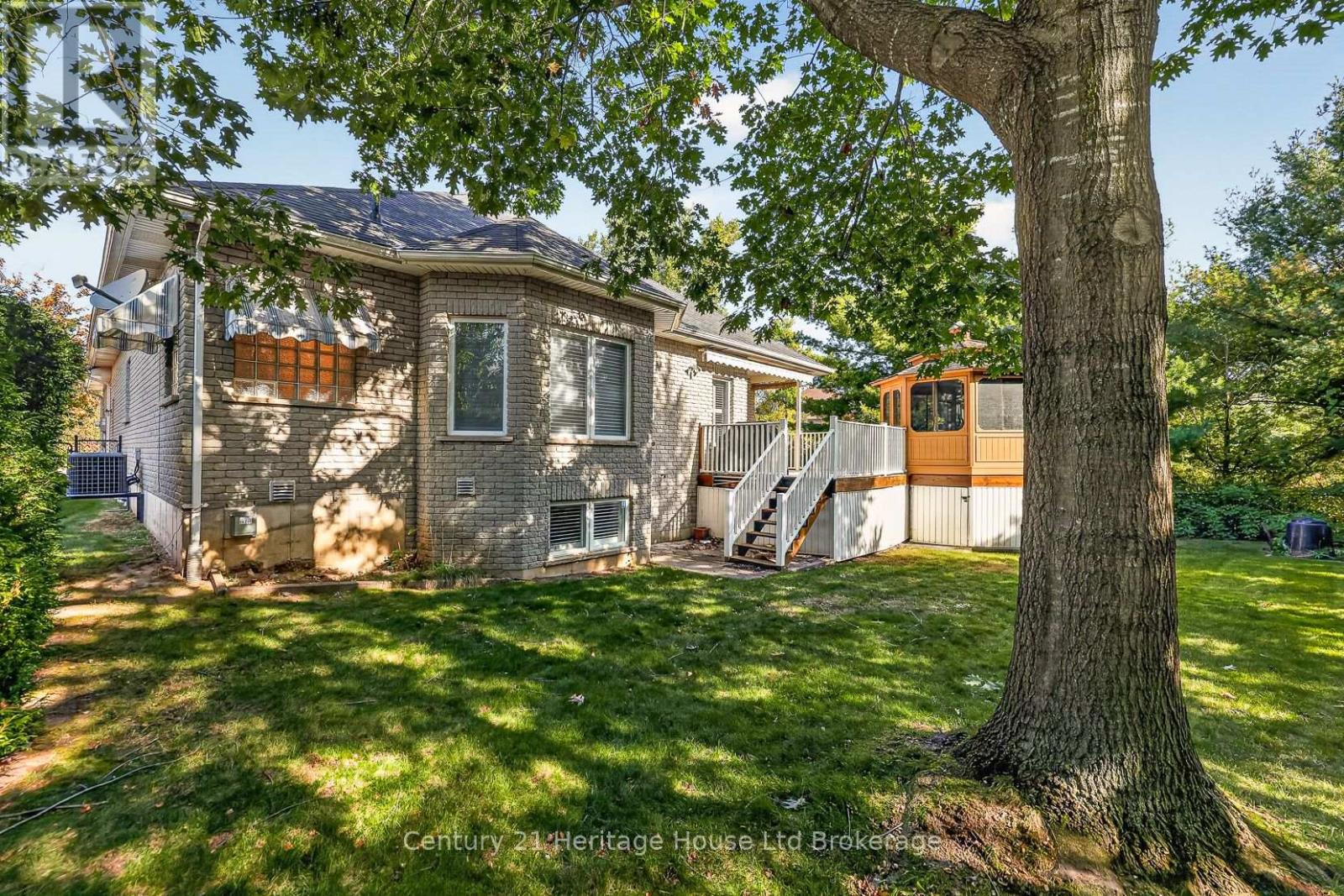 796 Springbank Avenue N Property Photo 44