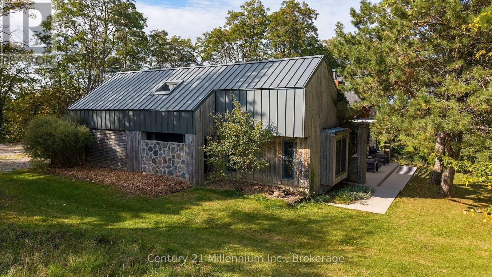 516557 7th Line Property Photo 2