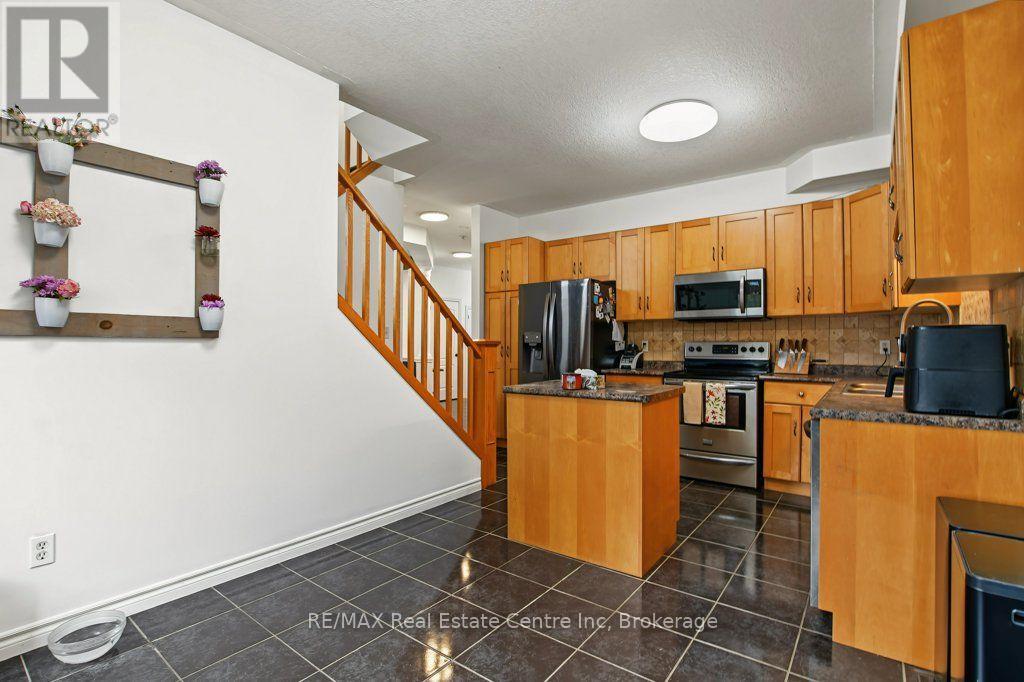 978 Edinburgh Road S Property Photo 9