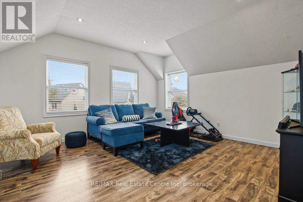 978 Edinburgh Road S Property Photo 13
