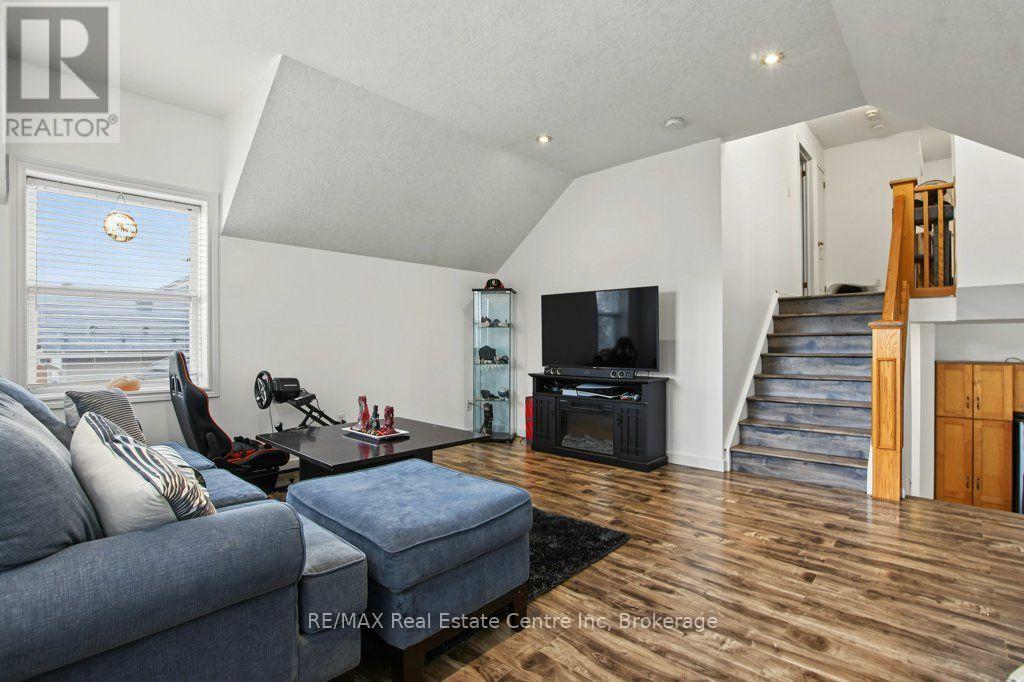 978 Edinburgh Road S Property Photo 14